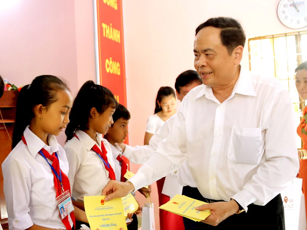 Chủ tịch Quốc hội tham dự ngày hội “Đại đoàn kết toàn dân tộc” tại Trà Vinh ảnh 2 Chủ tịch Quốc hội tham dự ngày hội “Đại đoàn kết toàn dân tộc” tại Trà Vinh ảnh 2
