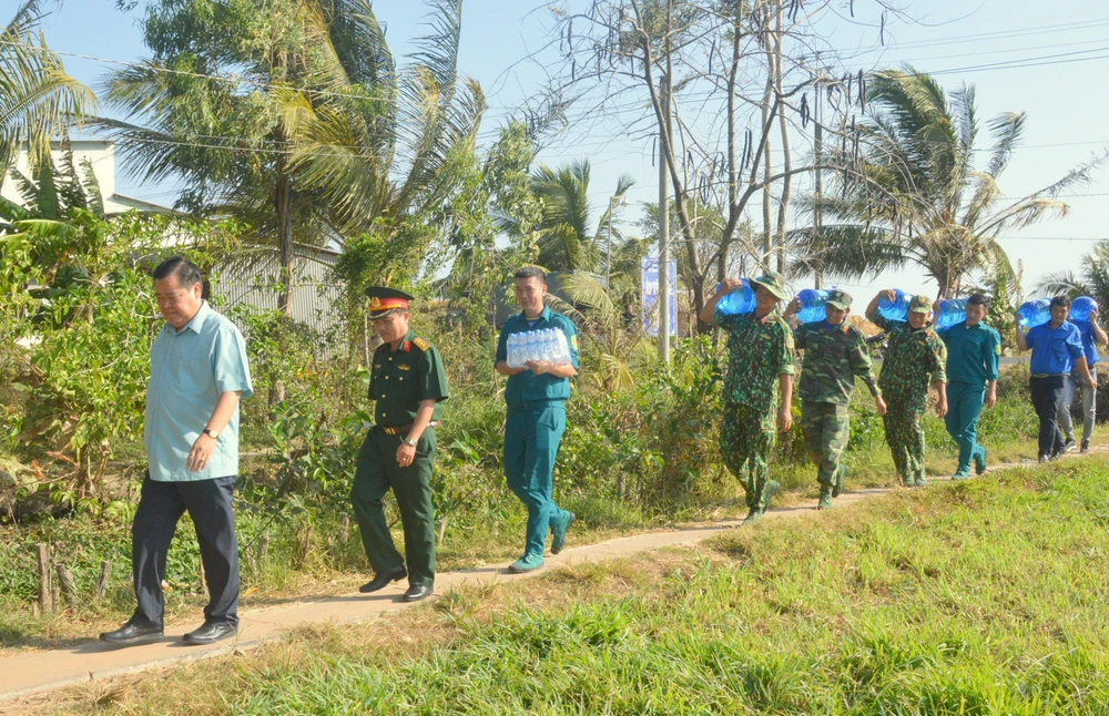 Lực lượng vũ trang tỉnh Sóc Trăng chuyển nước uống miễn phí đến các hộ dân vùng bị ảnh hưởng nghiêm trọng bởi hạn mặn