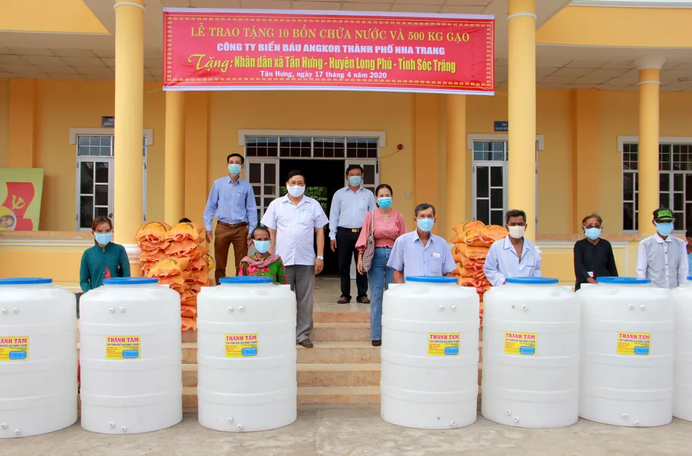 Sóc Trăng hỗ trợ gạo và bồn chứa nước cho người nghèo ảnh 1
