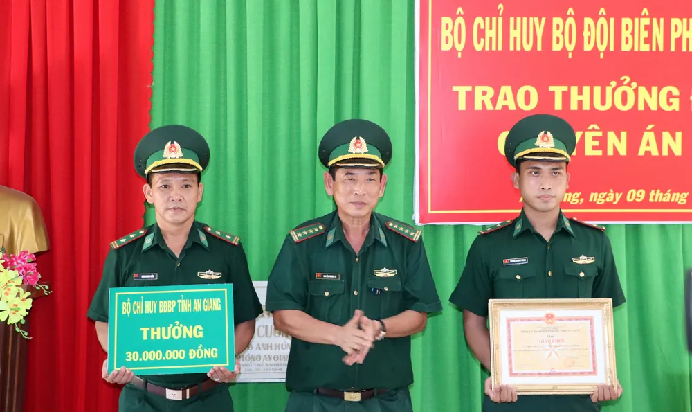 Bắt 2 đối tượng vận chuyển 40kg ma túy đá từ Campuchia về Việt Nam ảnh 3 Bắt 2 đối tượng vận chuyển 40kg ma túy đá từ Campuchia về Việt Nam ảnh 3