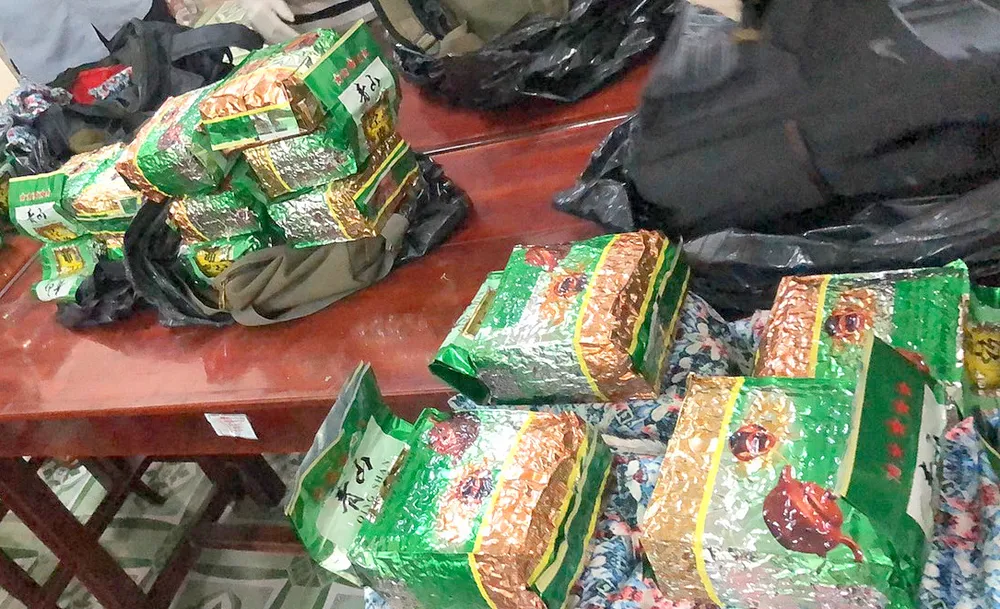 Bắt 2 đối tượng vận chuyển 40kg ma túy đá từ Campuchia về Việt Nam ảnh 2 Bắt 2 đối tượng vận chuyển 40kg ma túy đá từ Campuchia về Việt Nam ảnh 2