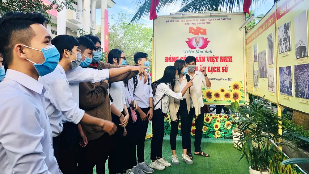 Triển lãm ảnh “Đảng Cộng sản Việt Nam – Những dấu ấn lịch sử” ảnh 2 Triển lãm ảnh “Đảng Cộng sản Việt Nam – Những dấu ấn lịch sử” ảnh 2
