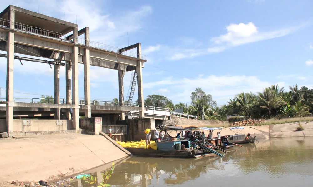 Cống Bà Xẫm (Long Phú, Sóc Trăng), nơi ghi nhận độ mặn 3,2 ‰ vào sáng 11-1