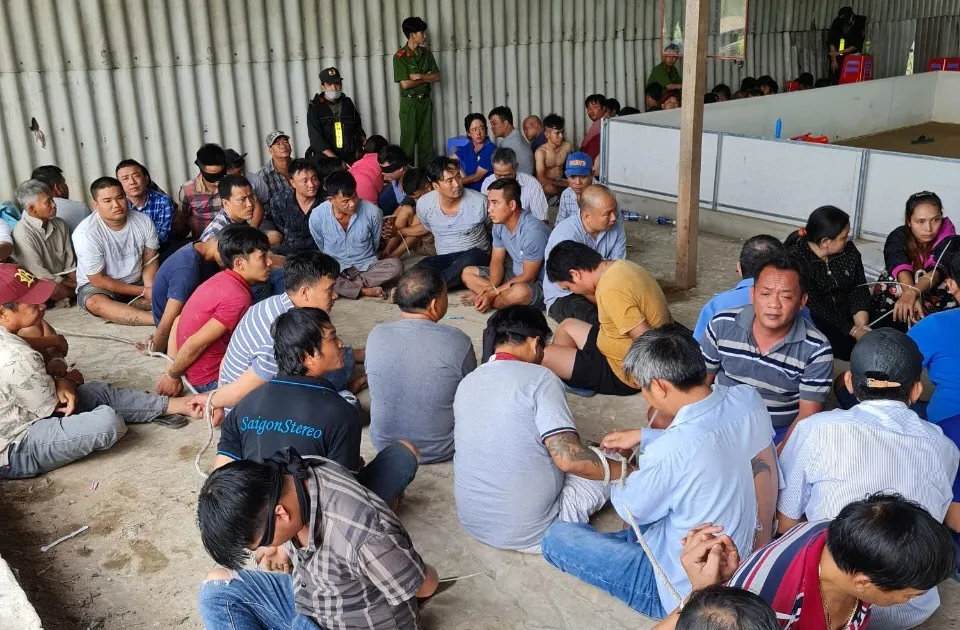 Triệt phá ổ “đỏ đen” quy mô lớn, thu giữ khoảng 2 tỷ đồng ảnh 1