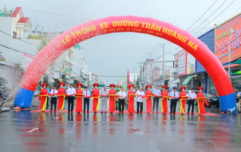 Nghi thức thông xe đường Trần Hoàng Na. Ảnh: TUẤN QUANG