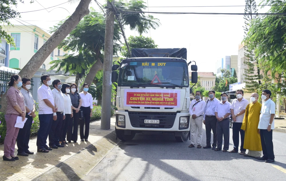 Sóc Trăng tổ chức "Chuyến xe nghĩa tình" lần thứ 7, với hơn 32 tấn hàng hóa hỗ trợ người dân TPHCM gặp khó khăn do dịch Covid-19. Ảnh: KHẢ TÚ