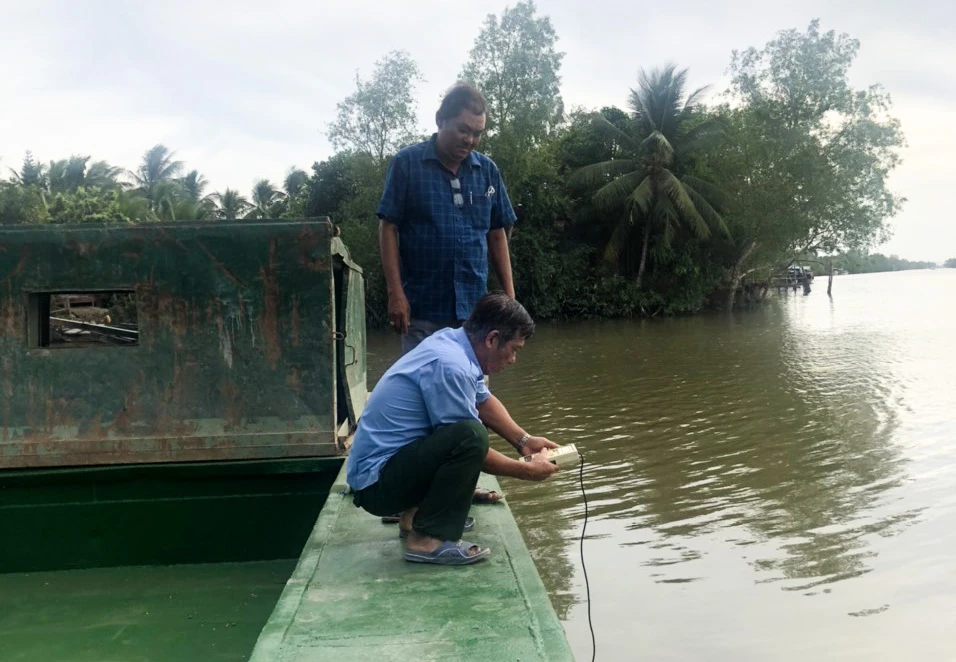 Lực lượng chức năng huyện Long Phú kiểm tra độ mặn tại cống Cái Quanh ngày 10-2