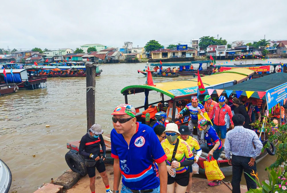 Đông đảo du khách có mặt tại Ngày hội Du lịch “Văn hóa Chợ nổi Cái Răng” lần thứ VI năm 2022