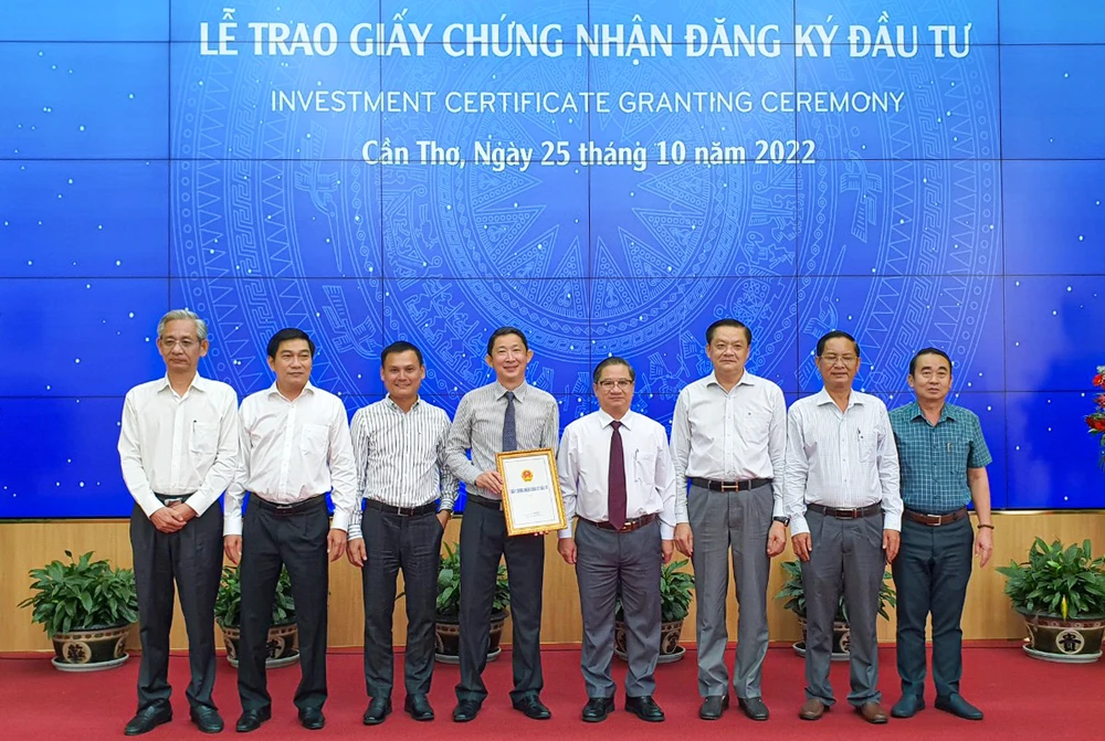 Lãnh TP Cần Thơ trao Giấy chứng nhận đầu tư Dự án đầu tư xây dựng và kinh doanh kết cấu hạ tầng Khu công nghiệp Vĩnh Thạnh (giai đoạn 1) cho các nhà đầu tư. Ảnh: TUẤN QUANG