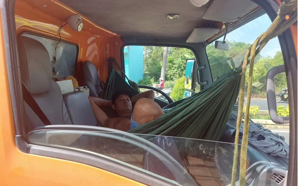 Tài xế mắc võng trên xe để nằm chờ vào đăng kiểm