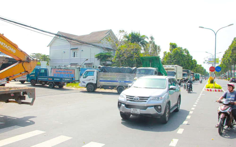 Phương tiện xếp hàng dài hơn 1km để chờ vào đăng kiểm tại tỉnh Sóc Trăng