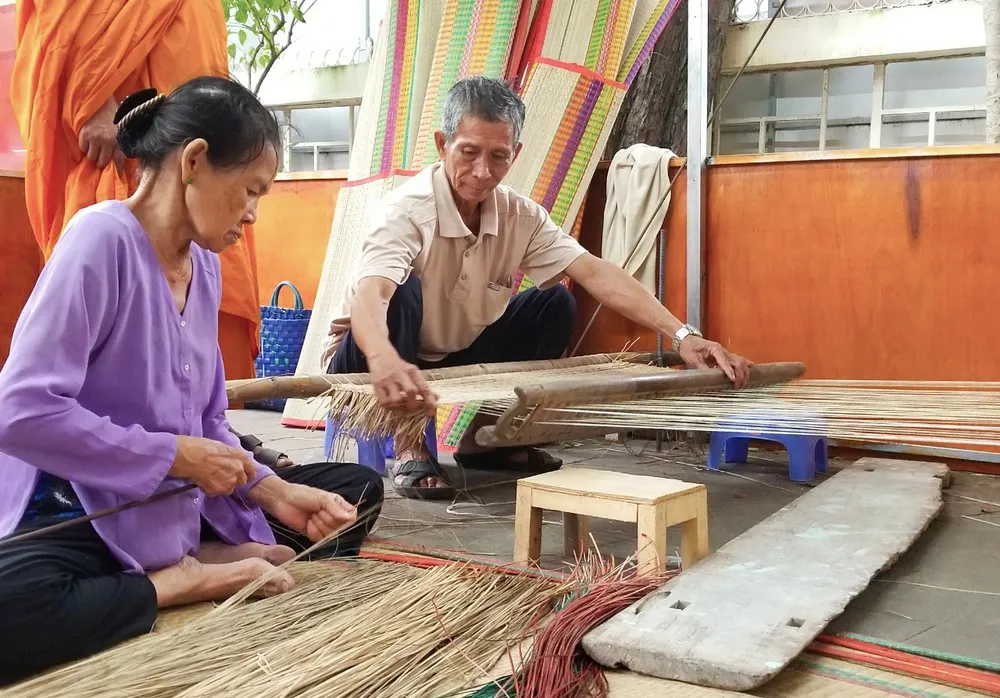 Trình diễn nghề dệt chiếu truyền thống