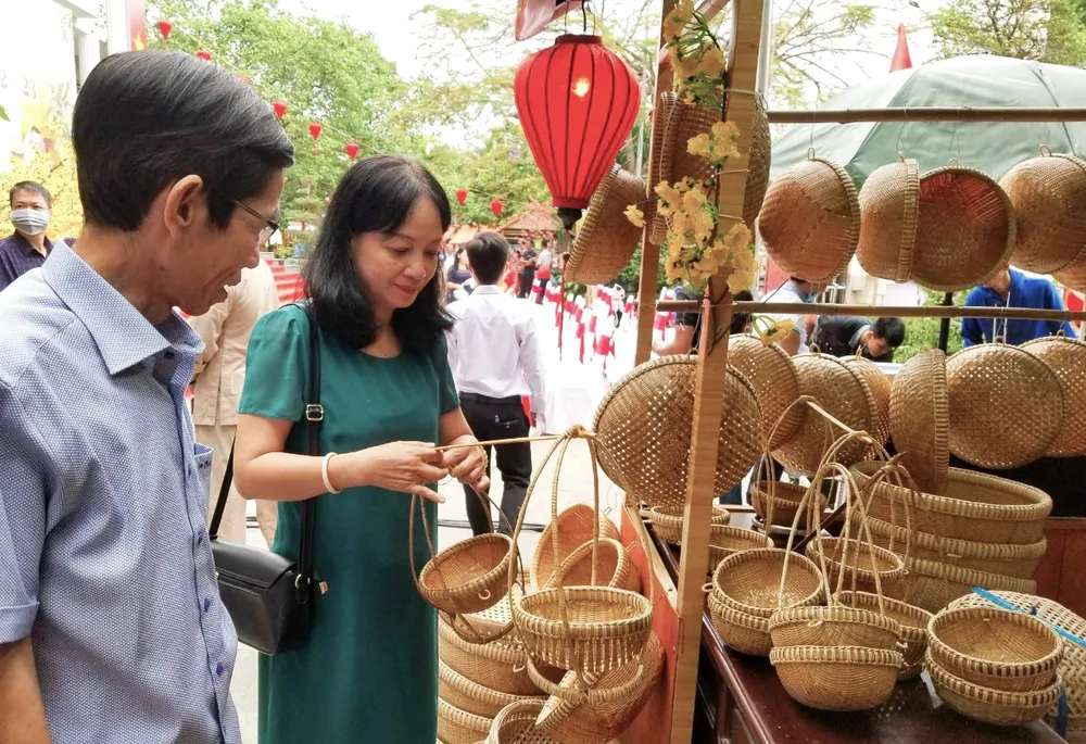 Trình diễn, giới thiệu nghề đan đát truyền thống bằng tre