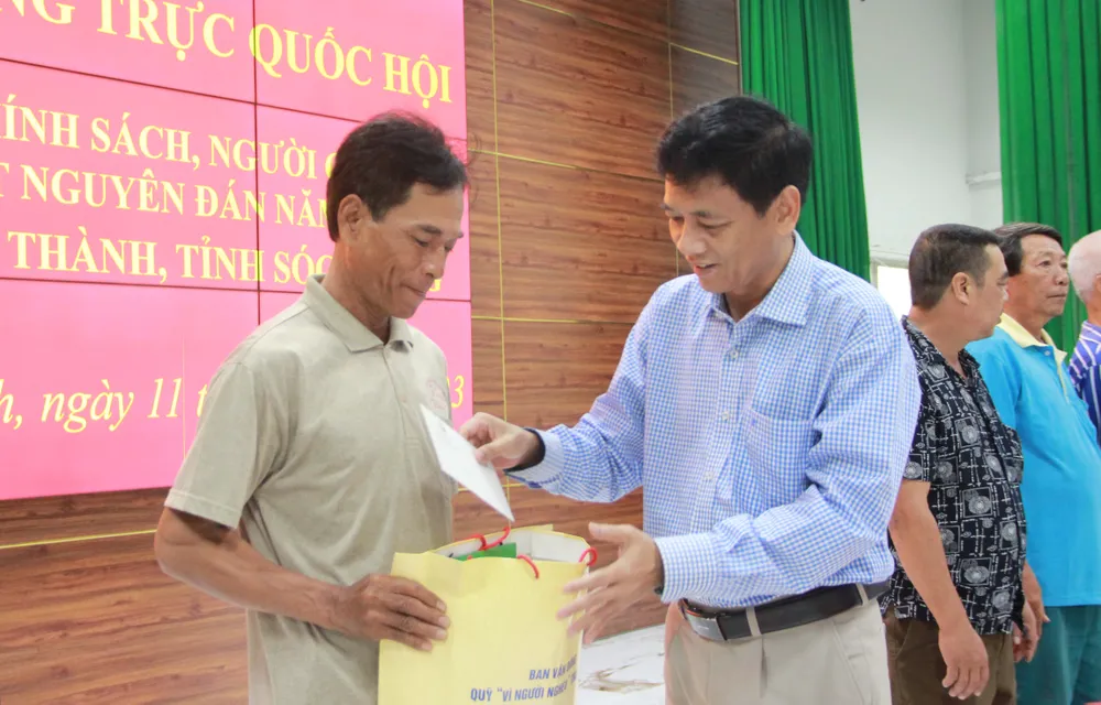 Ông Lâm Văn Mẫn, Bí thư Tỉnh uỷ, Trưởng đoàn Đại biểu Quốc hội tỉnh Sóc Trăng trao quà cho hộ nghèo Ông Lâm Văn Mẫn, Bí thư Tỉnh uỷ, Trưởng đoàn Đại biểu Quốc hội tỉnh Sóc Trăng trao quà cho hộ nghèo