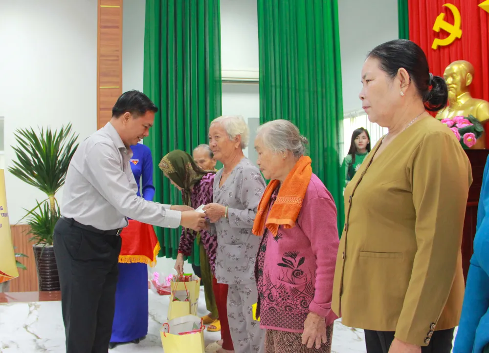 Ông Trần Văn Lâu, Chủ tịch UBND tỉnh Sóc Trăng trao quà cho các Mẹ Việt Nam Anh hùng Ông Trần Văn Lâu, Chủ tịch UBND tỉnh Sóc Trăng trao quà cho các Mẹ Việt Nam Anh hùng