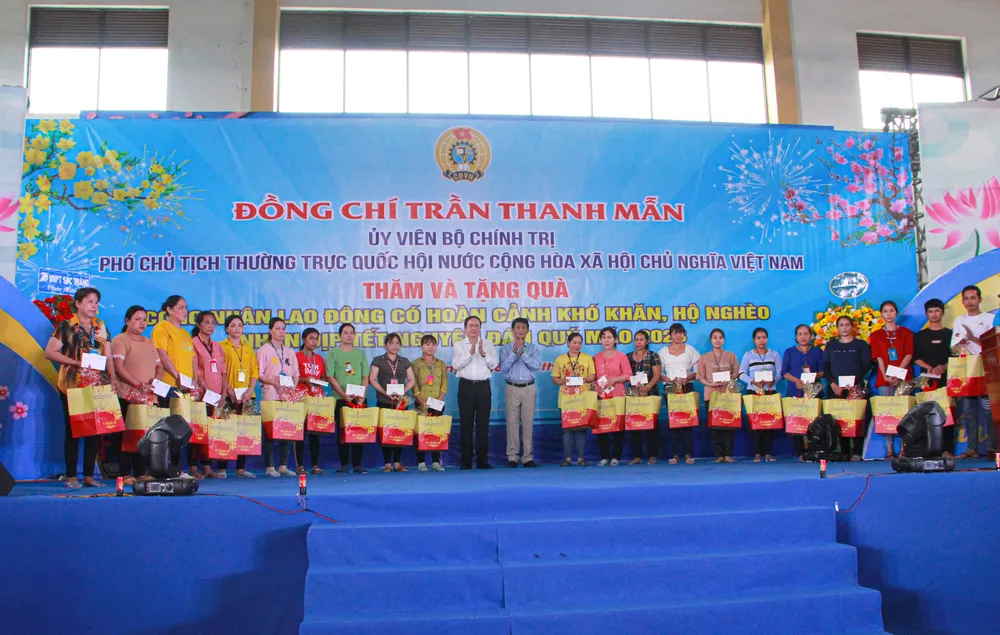 Phó Chủ tịch Thường trực Quốc hội trao quà tết cho người lao động khó khăn tại Khu công nghiệp An Nghiệp tỉnh Sóc Trăng Phó Chủ tịch Thường trực Quốc hội trao quà tết cho người lao động khó khăn tại Khu công nghiệp An Nghiệp tỉnh Sóc Trăng