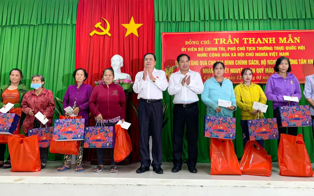 Phó Chủ tịch Thường trực Quốc hội Trần Thanh Mẫn trao quà cho người nghèo tại TP Cần Thơ Phó Chủ tịch Thường trực Quốc hội Trần Thanh Mẫn trao quà cho người nghèo tại TP Cần Thơ