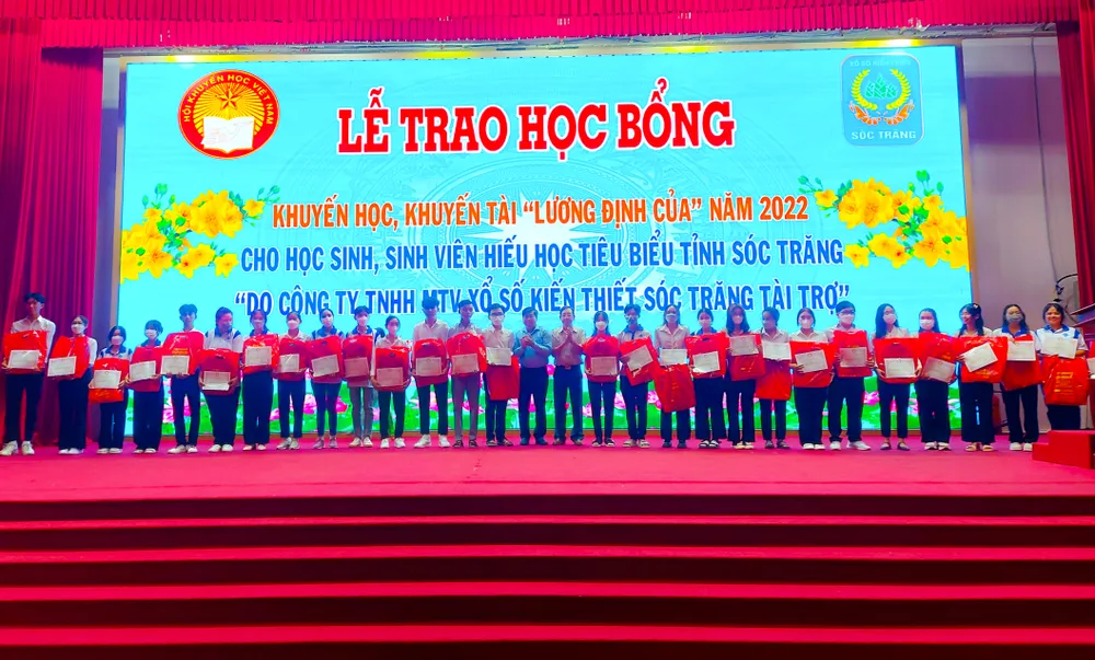 Các em học sinh, sinh viên nhận học bổng khuyến học, khuyến tài Lương Định Của tỉnh Sóc Trăng năm 2022 Các em học sinh, sinh viên nhận học bổng khuyến học, khuyến tài Lương Định Của tỉnh Sóc Trăng năm 2022