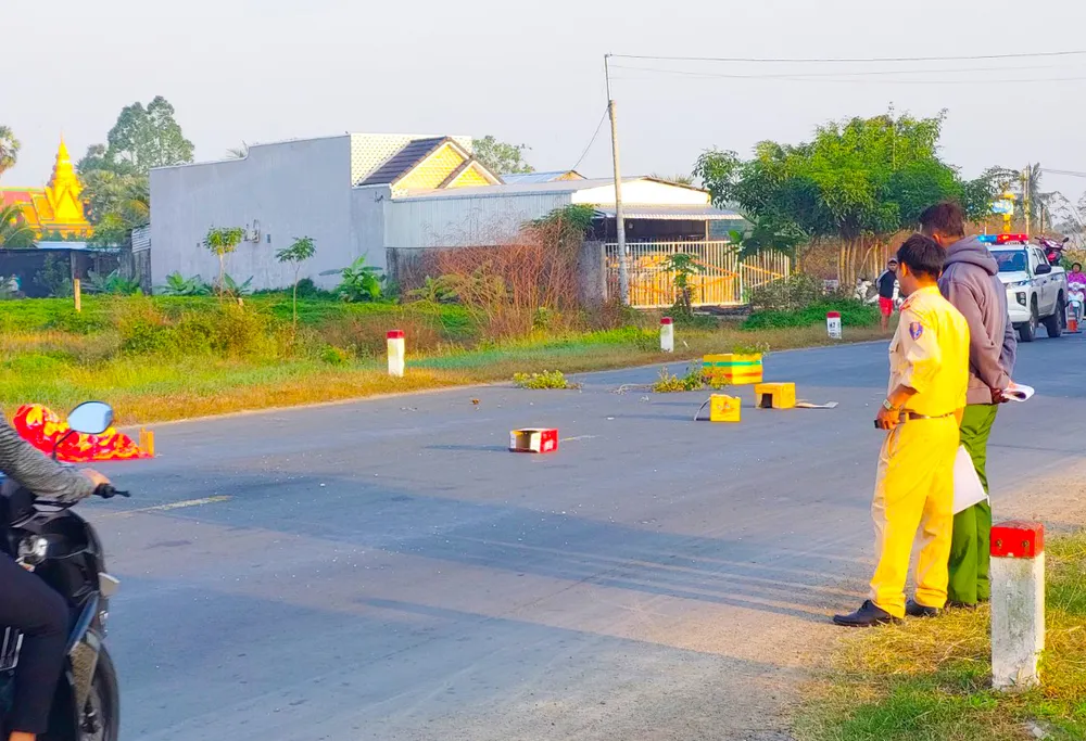 Hiện trường vụ tai nạn khiến người đàn ông tử vong trong đêm Hiện trường vụ tai nạn khiến người đàn ông tử vong trong đêm