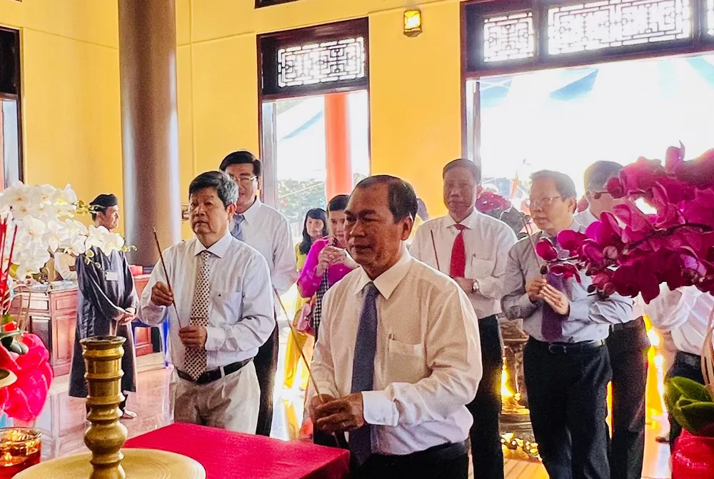 Các đại biểu và người dân dâng hương bày tỏ tấm lòng tôn kính đối với Thủ khoa Bùi Hữu Nghĩa