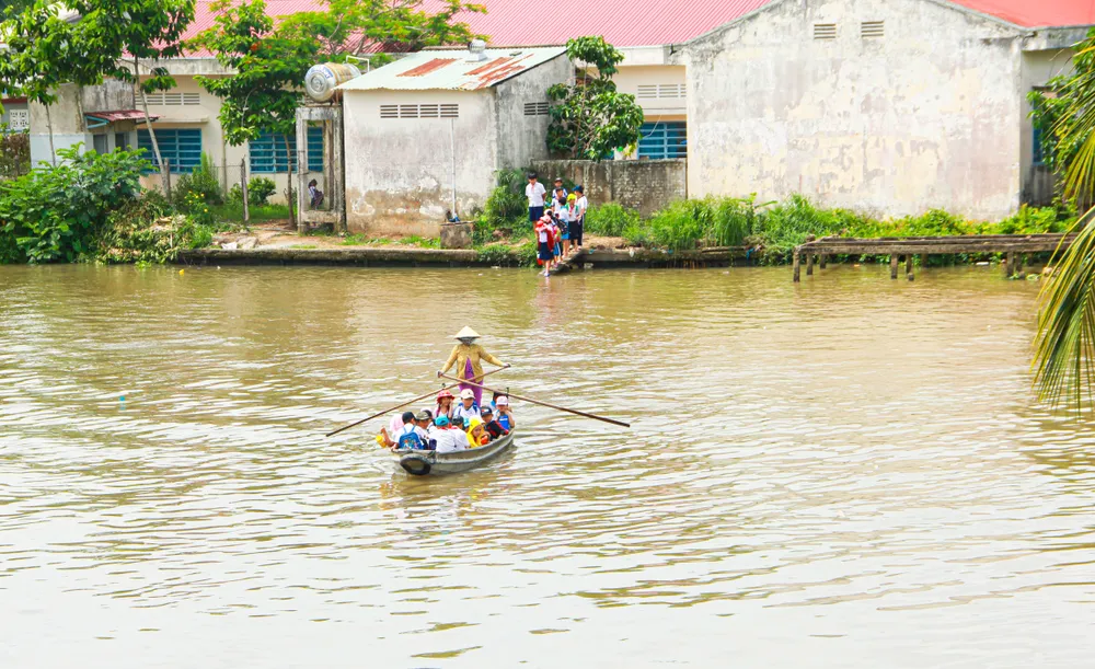 Do yếu tố đặc thù về địa hình, giáo dục vùng ĐBSCL vẫn còn nhiều khó khăn, hạn chế