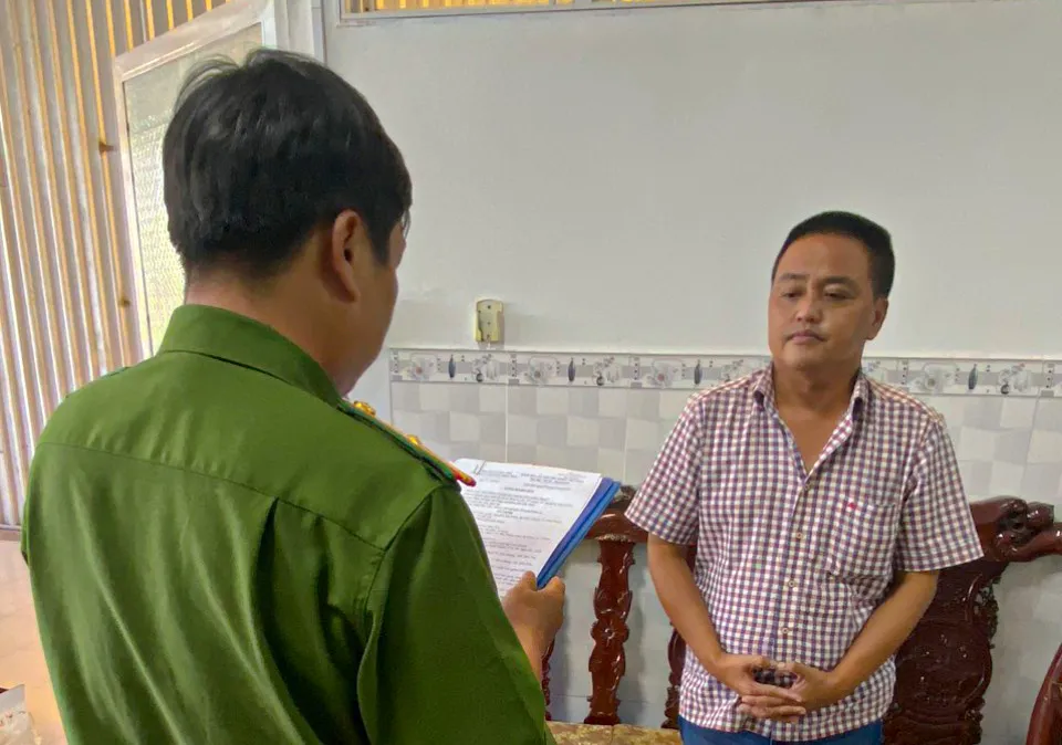 Tống đạt quyết định khởi tố bị can, bắt tạm giam Nguyễn Sỹ Hùng