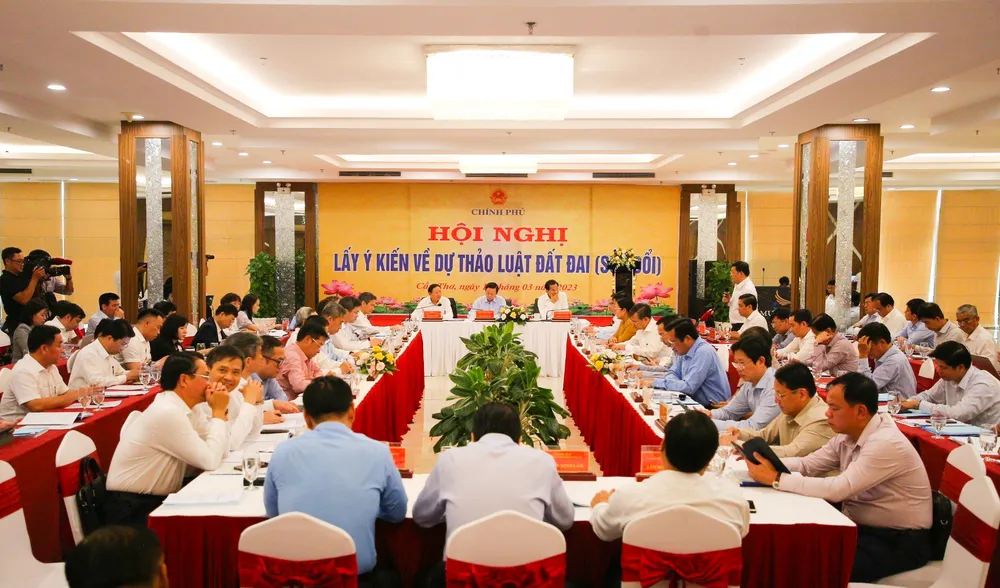 Quang cảnh hội nghị lấy ý kiến dự thảo Luật Đất đai (sửa đổi) với 19 tỉnh, thành phố phía Nam Quang cảnh hội nghị lấy ý kiến dự thảo Luật Đất đai (sửa đổi) với 19 tỉnh, thành phố phía Nam