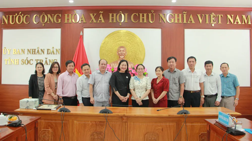 Lãnh đạo UBND tỉnh Sóc Trăng và đoàn công tác Báo SGGP chụp hình lưu niệm