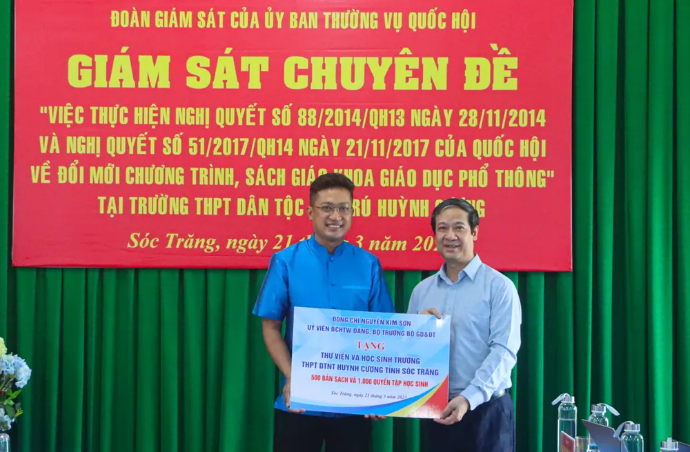 Bộ trưởng Bộ Giáo dục và Đào tạo Nguyễn Kim Sơn tặng sách và tập cho Trường THPT Dân tộc nội trú Huỳnh Cương