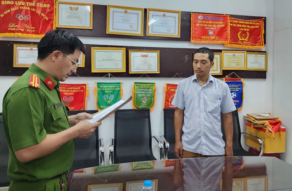 Cơ quan chức năng tống đạt các quyết định, lệnh có liên quan đến vụ án