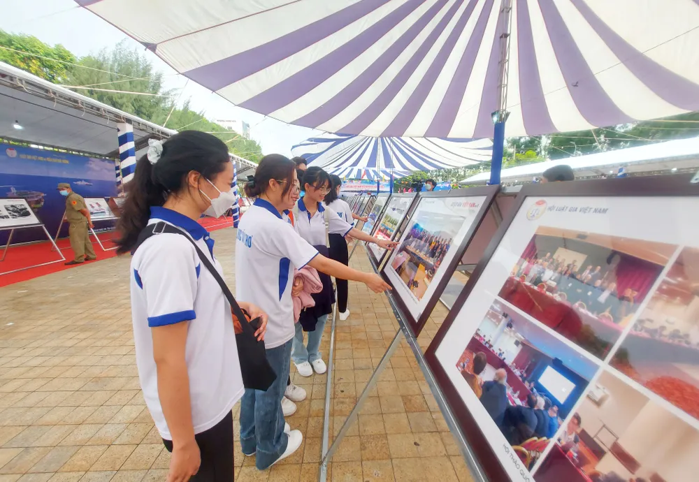 Đông đảo giới trẻ tham quan tuần lễ trưng bày ảnh Đông đảo giới trẻ tham quan tuần lễ trưng bày ảnh