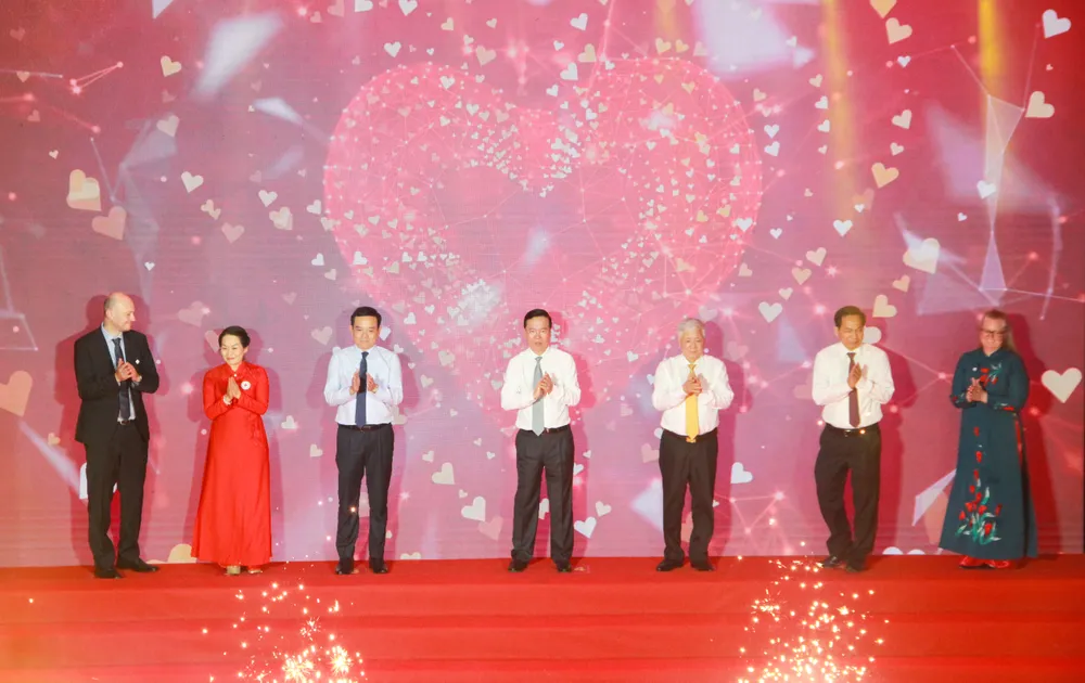 Chủ tịch nước Võ Văn Thưởng và các đại biểu thực hiện nghi thức phát động Tháng Nhân đạo cấp quốc gia năm 2023 và phong trào “Người tốt, việc thiện - Chung sức xây dựng cộng đồng nhân ái” Chủ tịch nước Võ Văn Thưởng và các đại biểu thực hiện nghi thức phát động Tháng Nhân đạo cấp quốc gia năm 2023 và phong trào “Người tốt, việc thiện - Chung sức xây dựng cộng đồng nhân ái”