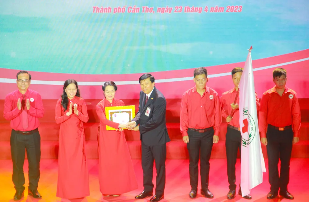 Hội Chữ thập đỏ Lào trao tặng Huân Chương Hữu nghị của Nhà nước Cộng hoà Dân chủ Nhân dân Lào cho Trung ương Hội Chữ thập đỏ Việt Nam Hội Chữ thập đỏ Lào trao tặng Huân Chương Hữu nghị của Nhà nước Cộng hoà Dân chủ Nhân dân Lào cho Trung ương Hội Chữ thập đỏ Việt Nam