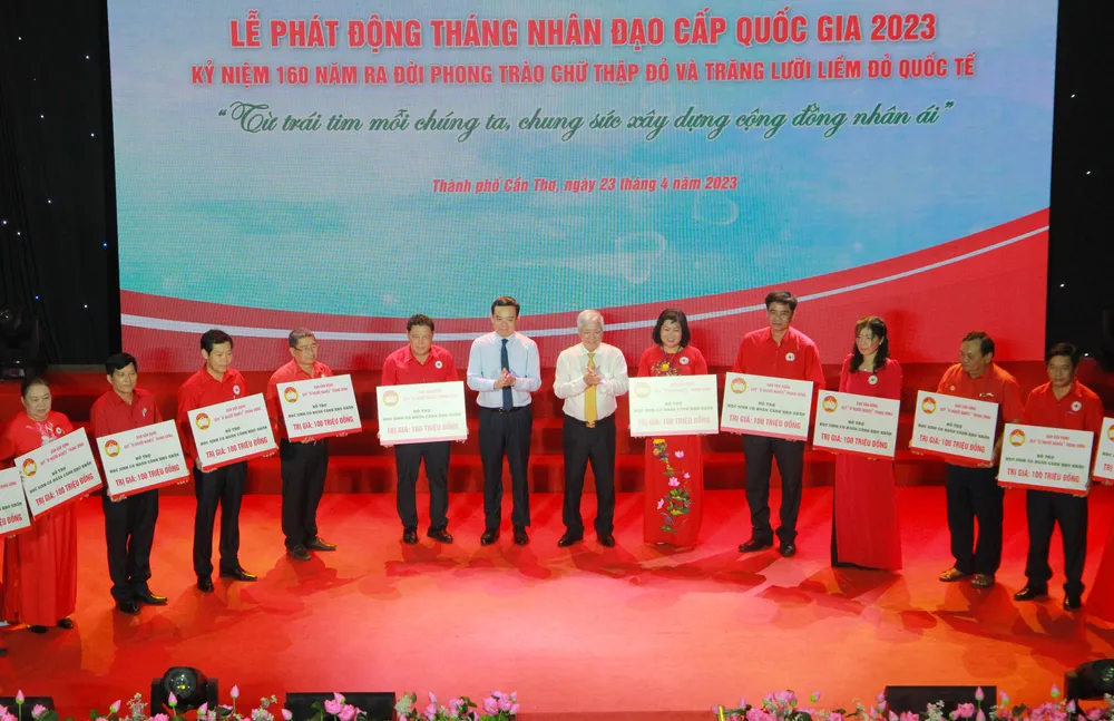 Chủ tịch Ủy ban Trung ương MTTQ Việt Nam Đỗ Văn Chiến và Phó Thủ tướng Trần Lưu Quang trao hỗ trợ cho các Hội Chữ thập đỏ khu vực ĐBSCL Chủ tịch Ủy ban Trung ương MTTQ Việt Nam Đỗ Văn Chiến và Phó Thủ tướng Trần Lưu Quang trao hỗ trợ cho các Hội Chữ thập đỏ khu vực ĐBSCL