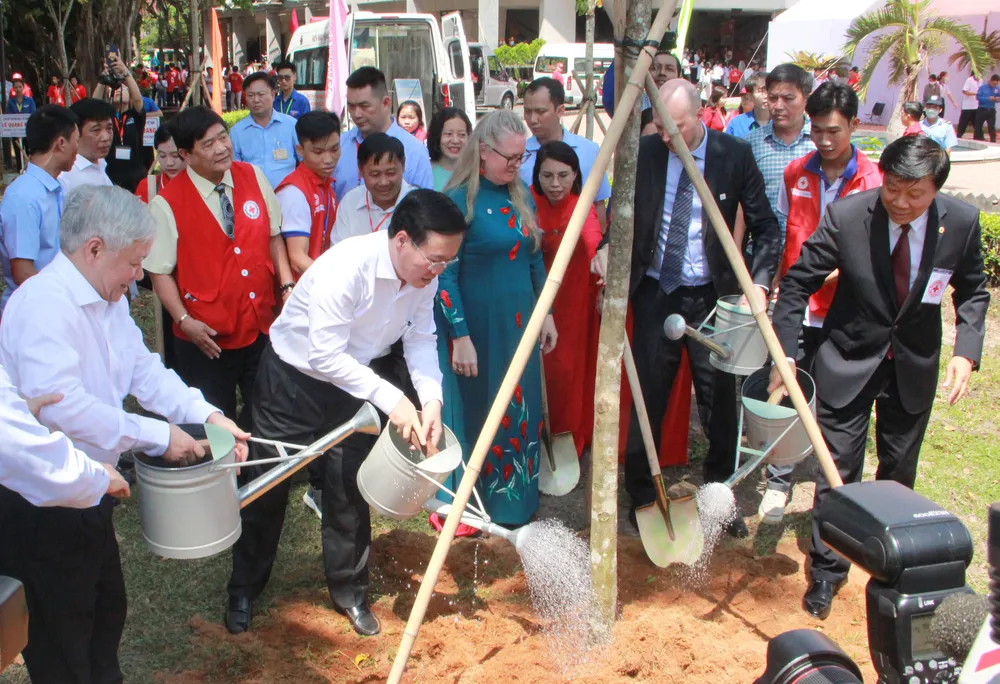 Chủ tịch nước Võ Văn Thưởng và các đại biểu trồng cây lưu niệm tại khuôn viên Trường Đại học Cần Thơ Chủ tịch nước Võ Văn Thưởng và các đại biểu trồng cây lưu niệm tại khuôn viên Trường Đại học Cần Thơ