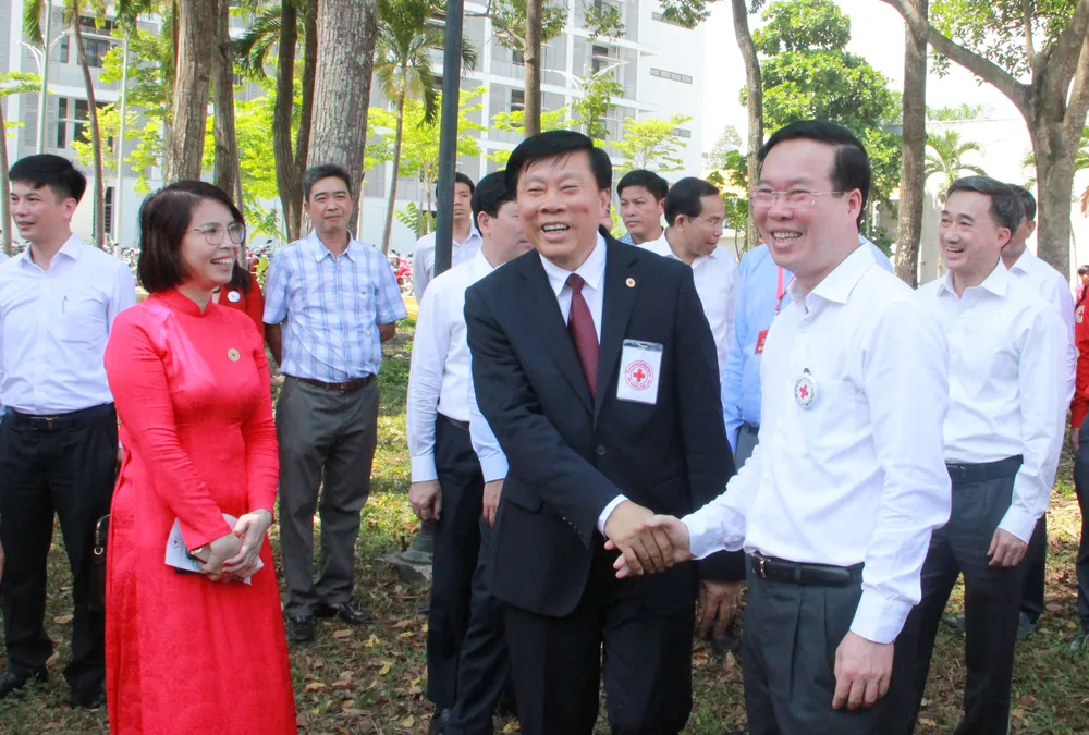 Chủ tịch nước Võ Văn Thưởng chụp ảnh lưu niệm với ông Phouthone Meuangpak, Chủ tịch Hội Chữ thập đỏ Lào Chủ tịch nước Võ Văn Thưởng chụp ảnh lưu niệm với ông Phouthone Meuangpak, Chủ tịch Hội Chữ thập đỏ Lào