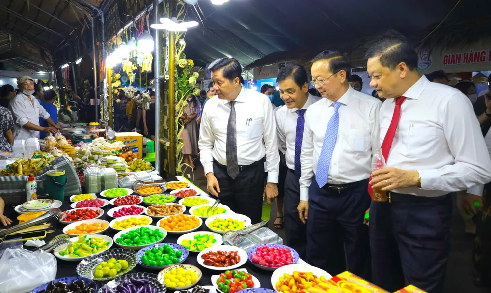 Lãnh đạo TP Cần Thơ tham quan các gian hàng bánh dân gian Lãnh đạo TP Cần Thơ tham quan các gian hàng bánh dân gian