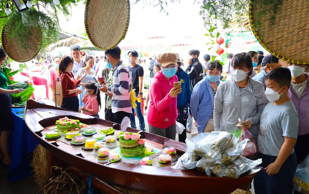 Du khách thích thú chụp hình tại lễ hội Du khách thích thú chụp hình tại lễ hội