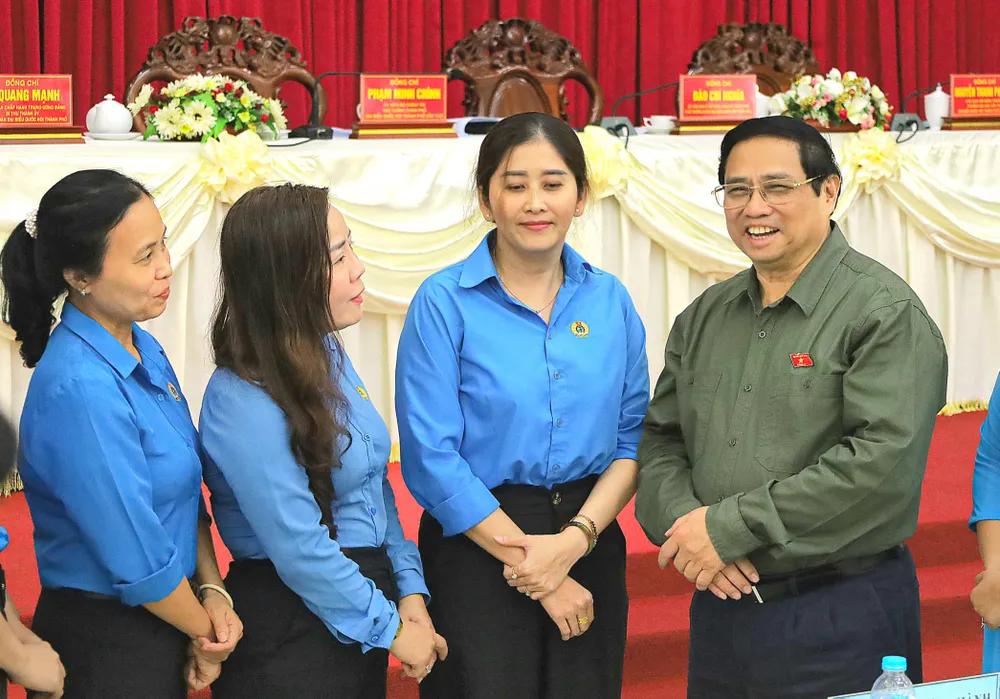 Thủ tướng Phạm Minh Chính thăm hỏi, trao đổi với công đoàn viên