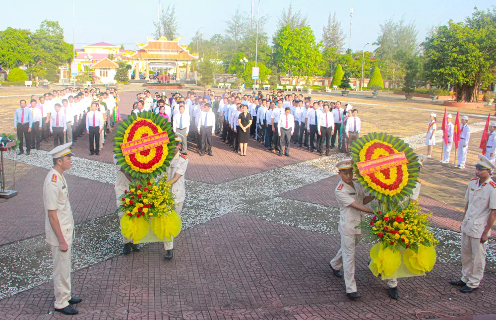 Các đại biểu tham dự Lễ viếng, dâng hương tưởng niệm 133 năm Ngày sinh của Bác Hồ Các đại biểu tham dự Lễ viếng, dâng hương tưởng niệm 133 năm Ngày sinh của Bác Hồ
