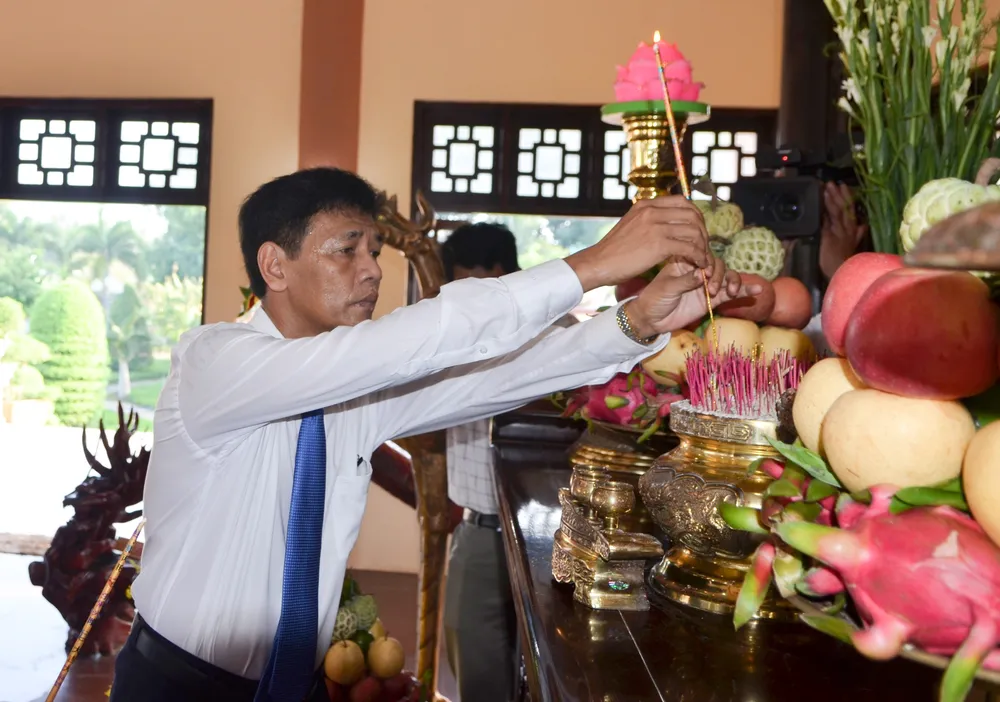 Ông Lâm Văn Mẫn, Bí thư Tỉnh ủy Sóc Trăng dâng hương tưởng nhớ Bác Hồ Ông Lâm Văn Mẫn, Bí thư Tỉnh ủy Sóc Trăng dâng hương tưởng nhớ Bác Hồ