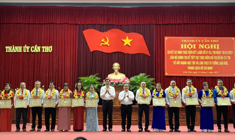 Các tổ chức, cá nhân tiêu biểu được khen thưởng trên địa bàn TP Cần Thơ Các tổ chức, cá nhân tiêu biểu được khen thưởng trên địa bàn TP Cần Thơ