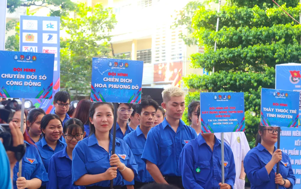 Các bạn đoàn viên, thanh niên tại lễ ra quân