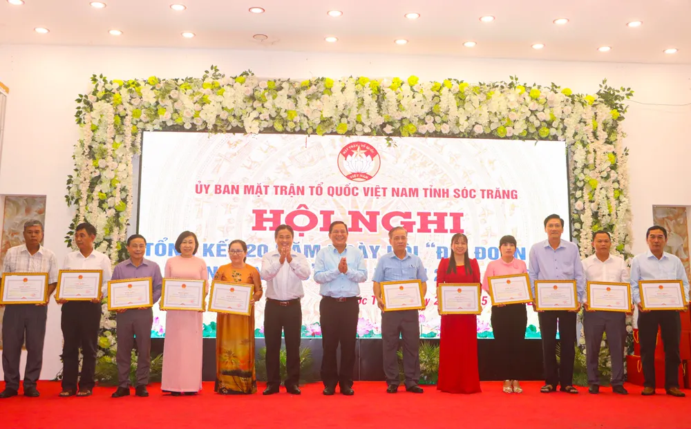 Lãnh đạo tỉnh Sóc Trăng trao bằng khen cho các tổ chức, cá nhân có thành tích xuất sắc trong 20 năm thực hiện Ngày hội “Đại đoàn kết dân tộc” Lãnh đạo tỉnh Sóc Trăng trao bằng khen cho các tổ chức, cá nhân có thành tích xuất sắc trong 20 năm thực hiện Ngày hội “Đại đoàn kết dân tộc”