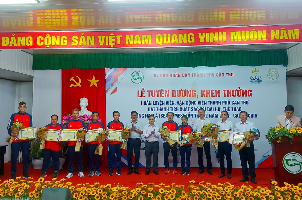 Lãnh đạo TP Cần Thơ tặng bằng khen và trao thưởng nóng cho các HLV, VĐV có thành tích cao tại SEA Games 32 Lãnh đạo TP Cần Thơ tặng bằng khen và trao thưởng nóng cho các HLV, VĐV có thành tích cao tại SEA Games 32