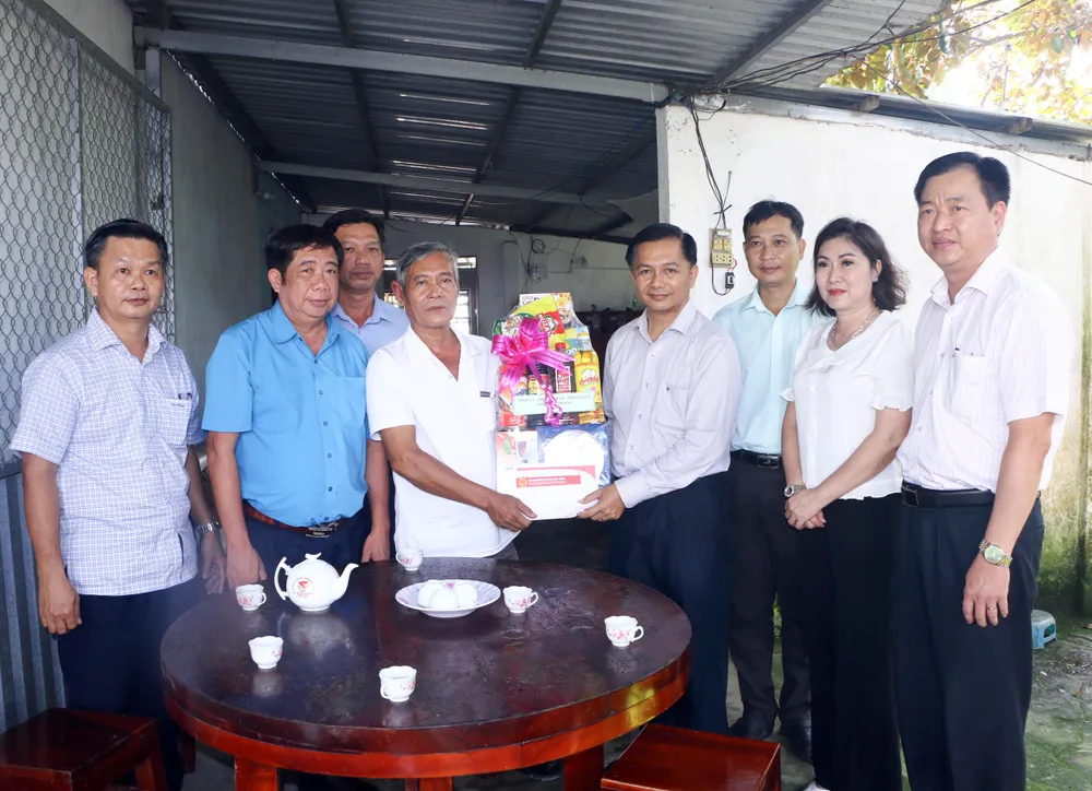 Chủ tịch UBND tỉnh Sóc Trăng Trần Văn Lâu thăm, tặng quà gia đình chính sách tại thị xã Ngã Năm Chủ tịch UBND tỉnh Sóc Trăng Trần Văn Lâu thăm, tặng quà gia đình chính sách tại thị xã Ngã Năm