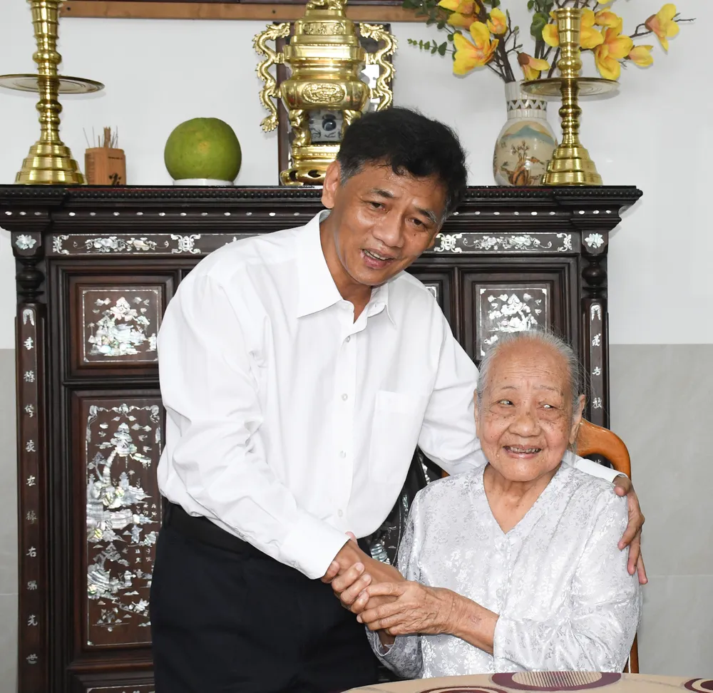 Bí thư Tỉnh ủy Sóc Trăng thăm, tặng quà cho Bà mẹ Việt Nam Anh hùng Trương Thị Đặng Bí thư Tỉnh ủy Sóc Trăng thăm, tặng quà cho Bà mẹ Việt Nam Anh hùng Trương Thị Đặng