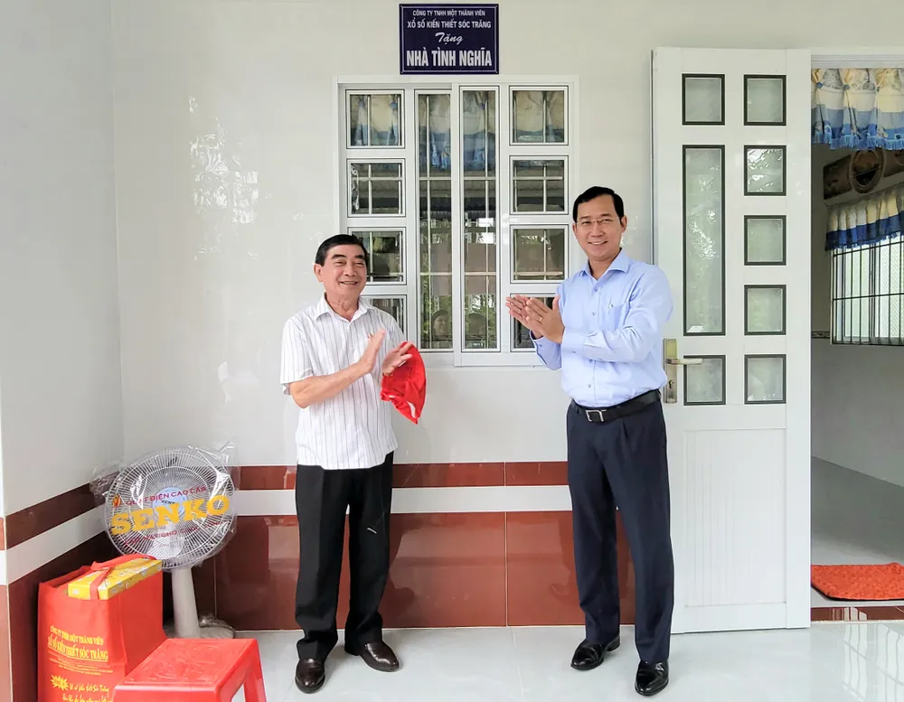 Ông Phạm Tuân, Bí thư Huyện ủy Mỹ Tú (phải) và ông Lê Văn Khanh, Chủ tịch Công ty XSKT Sóc Trăng tại lễ bàn giao nhà