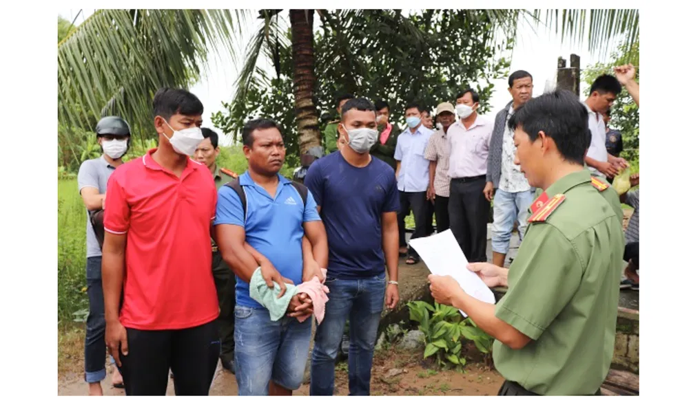 Bị can Danh Minh Quang (áo xanh dương đứng giữa). Ảnh: CAST Bị can Danh Minh Quang (áo xanh dương đứng giữa). Ảnh: CAST