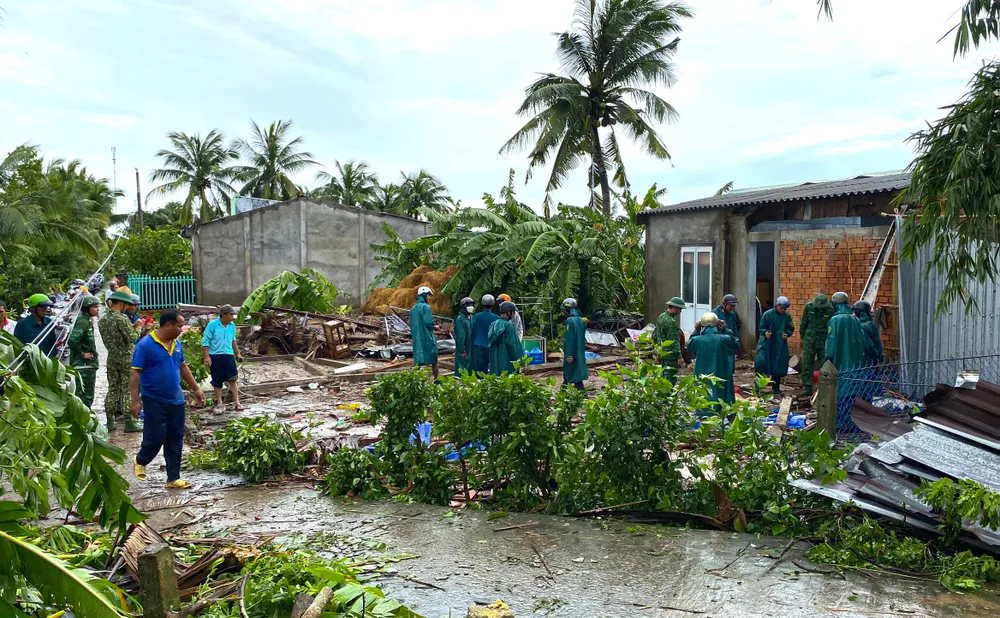 Các lực lượng quân đội, công an, biên phòng được huy động để hỗ trợ người dân khắc phục hậu quả do dông lốc